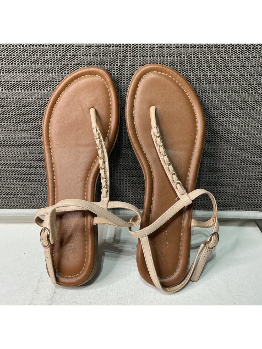 Xappeal Womens Beige & Brown Thong Sandals With Gold Chain Detail Size 11
